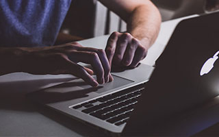 曼联领先险遭逆转，临场调整成败手，后腰隐患暴露全队短板